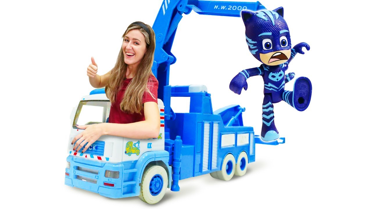 ⁣¡Los PJ Masks llaman a una grúa! Héroes en Pijama en la Guardería infantil. Vídeos de juguetes .