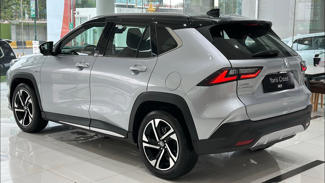 New 2026 Toyota Yaris Cross - 1.5L 7AT CVT luxury SUV | Exterior and Interior Silver Roof Black ! 