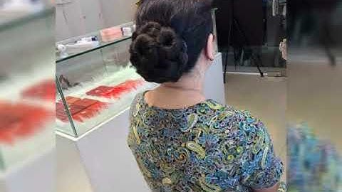 Búi hoa tóc giả trung niên
