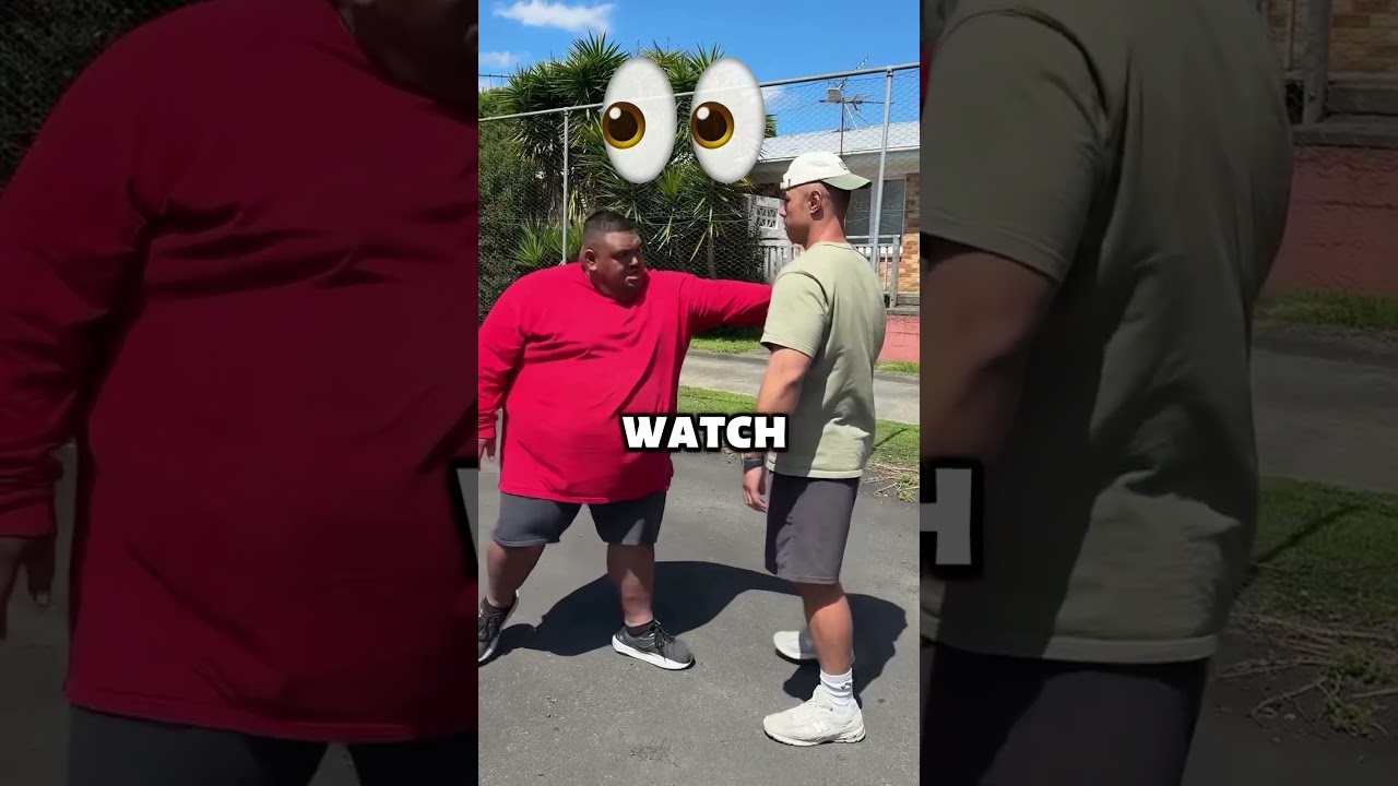 Этот парень пробует особый бросок дзюдо на своем нападающем 