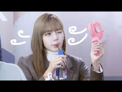 [ENG] 너무 더운 리사  Lisa <strong>is</strong> hot : 블랙핑크 팬사인회 BLACKPINK fansign event : 잠실 <strong>롯데월드</strong> 입구 191012