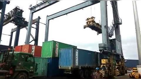 Proses Penyusunan Kontainer Di Pelabuhan Makassar