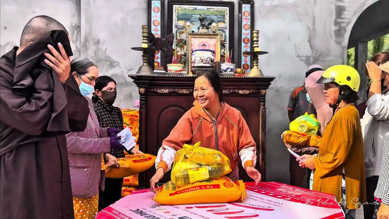 Phát quà cho bà con 27 al Ất Tỵ