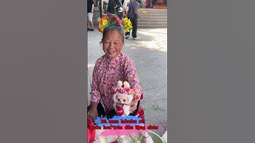 Bà mua labubu rồi quấn hoa trên đầu tặng cháu