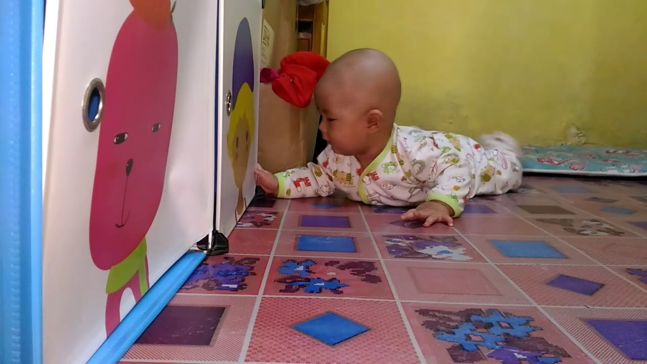 Bayi lucu tengkurap jalan mundur 