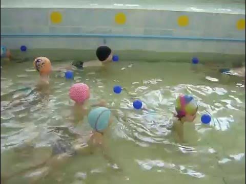 Дети купаются в бассейне. Девушка в каркасном бассейне. Сокол бассейн красноярск. Купание в бассейне на даче девочки. Вещи в бассейн ребенку.