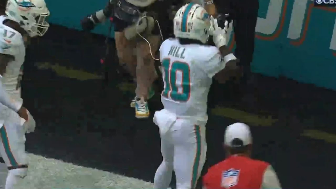 Tyreek Hill Scores Touchdown Then Records Himself Doing Backflip