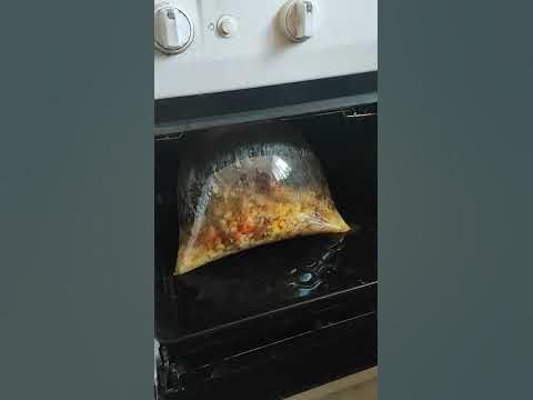 Что же будет, если проткнуть надувшийся пакет для запекания в духовке ...