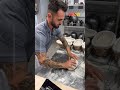 Il façonne des pains au levain.