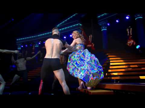 Video: Lice Kylie Minogue Postaje Asimetrično Zbog Punila