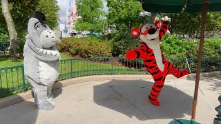 O Bourriquet Et Tigrou Sont En Face Du Plaza Gardens Restaurant