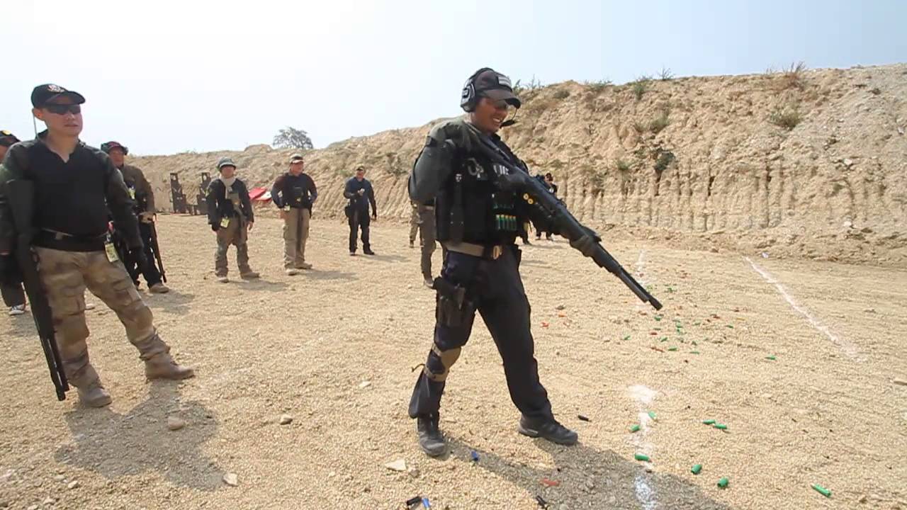 ครูโก้ สาธิตการยิงลูกซอง