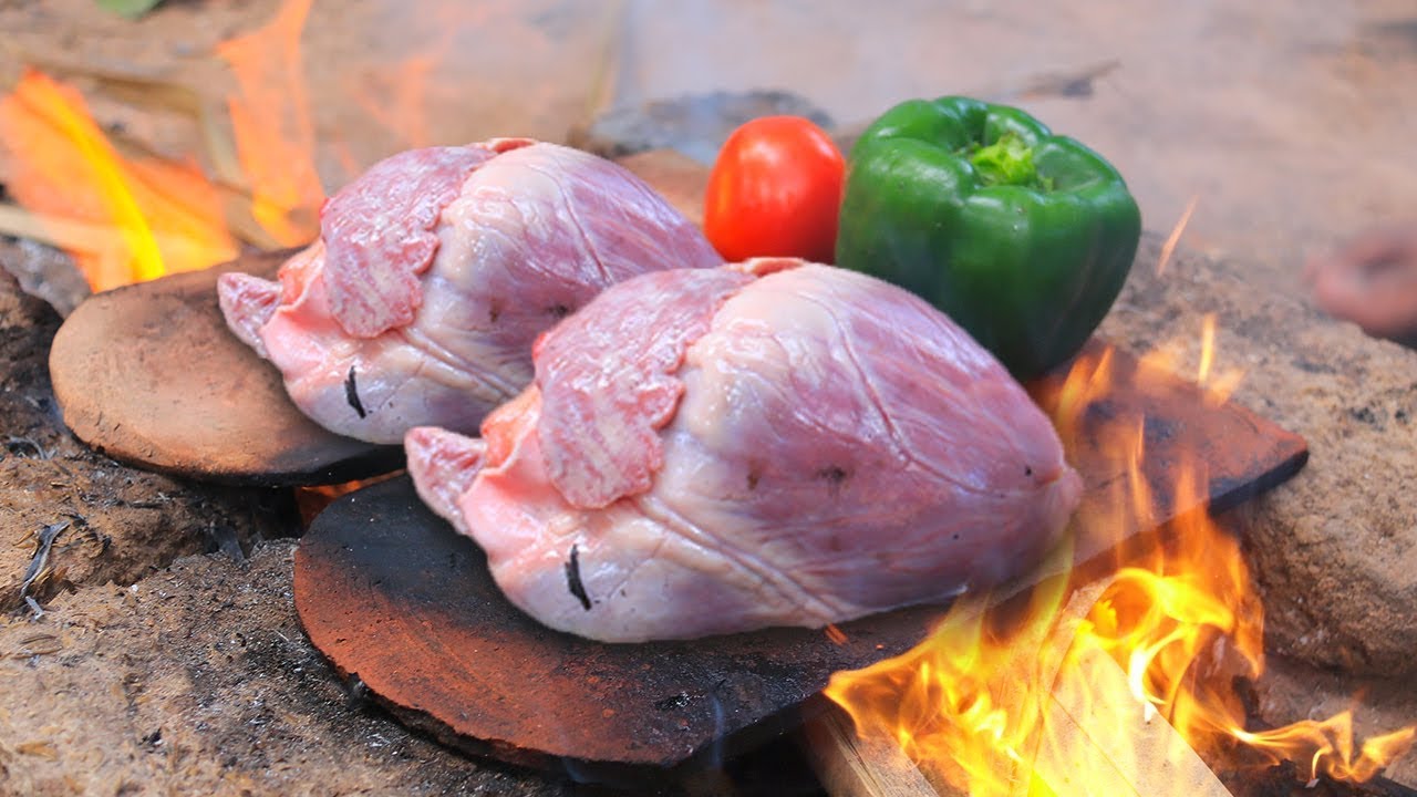 Survival Time Cooking Pig's Heart on the Rock for Dinner YouTube