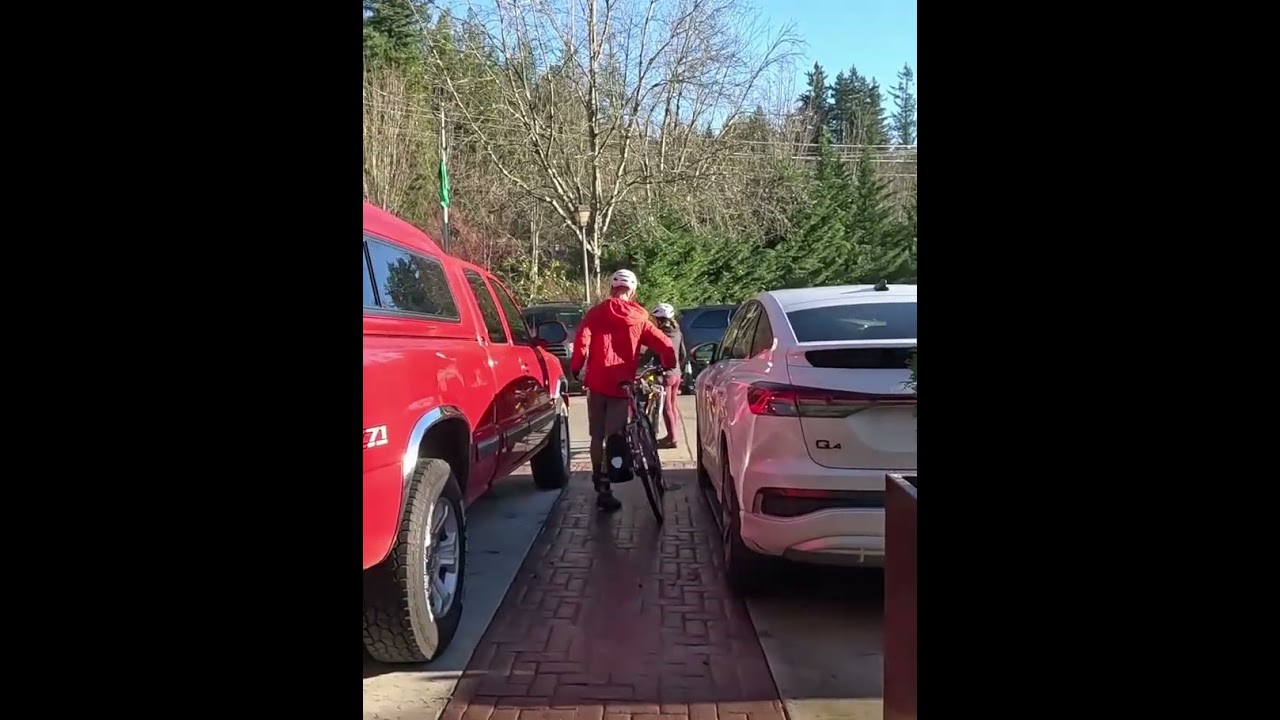 Biker🚴Couple Bike Rides In The Snoqualmie Falls [Washington State USA]