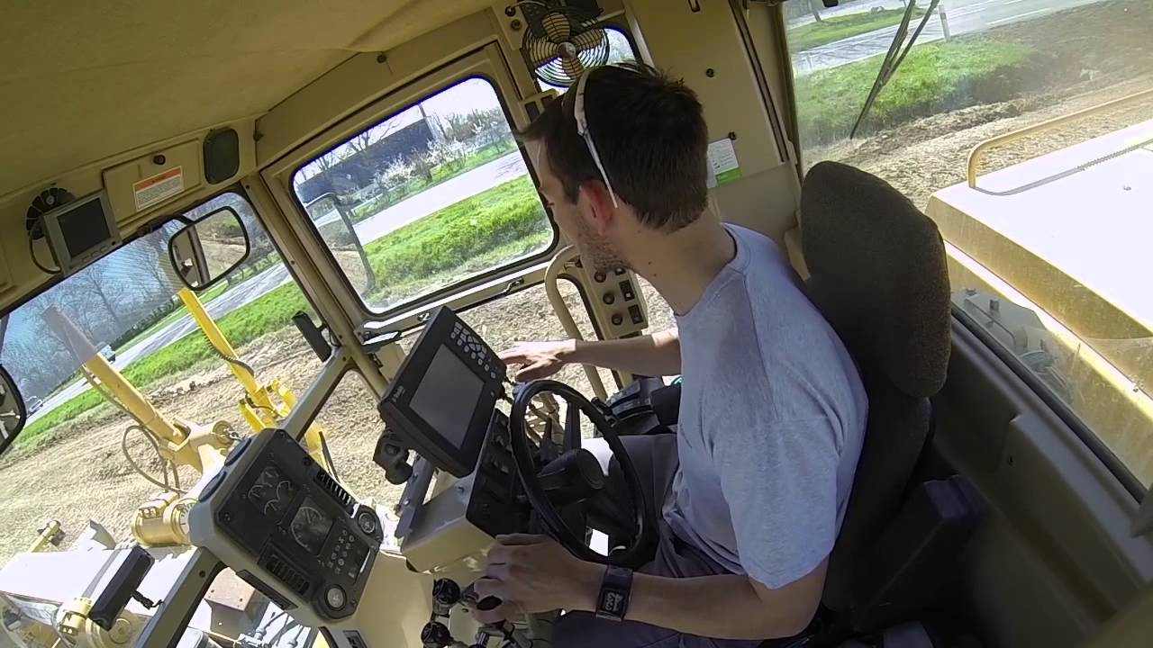 Niveleuse 140H //  Eiffage, l’humain passe… après le béton