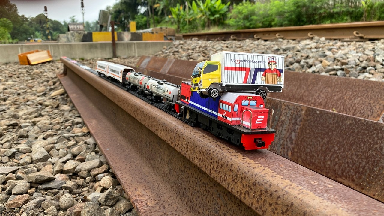 Merakit Kereta Api Panjang CC201 Anjlok Menabrak Mobil Box Sampai Terpental Ke Atas Kepala Lokomotif