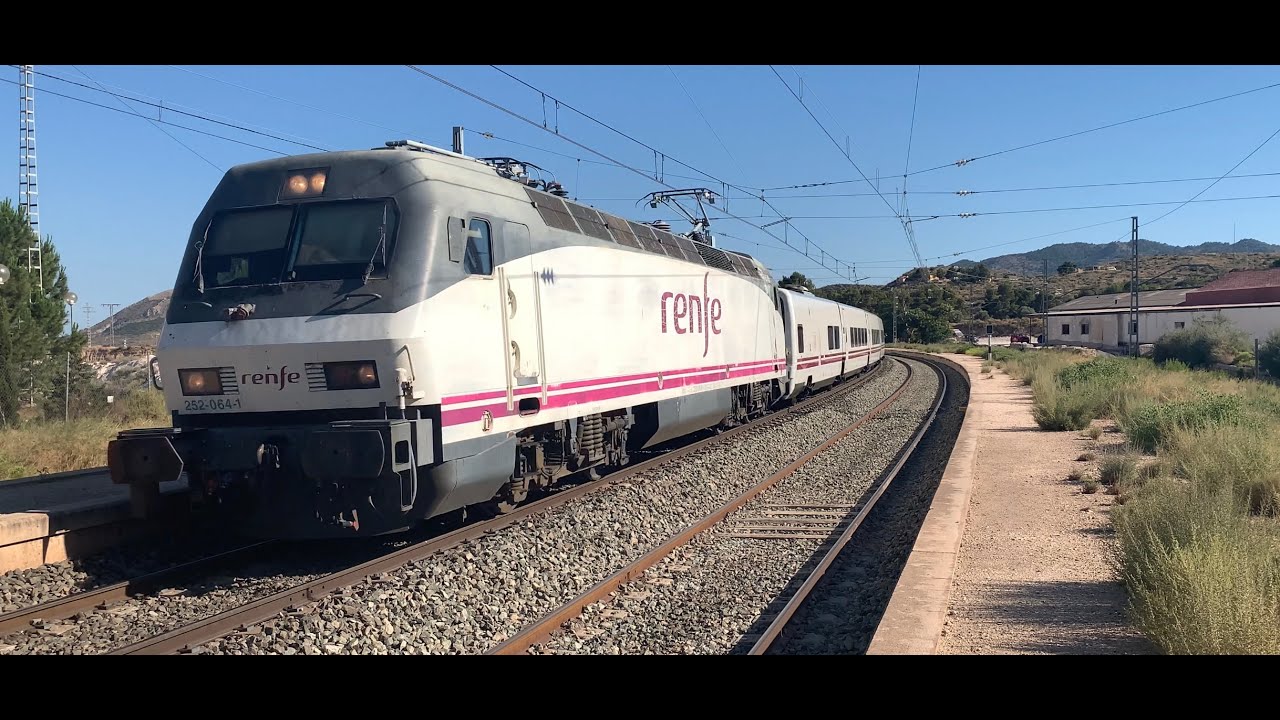 Tren Talgo 7 pasando lentamente por la estación de Monóvar-Pinoso.#eldarail