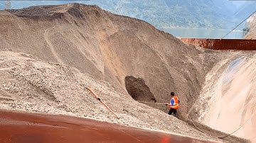 The first board of unloading cargo in the ship is coming. #popular on Douyin #The daily work of the