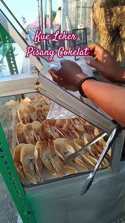 kue leker isi pisang cokelat hanya Rp 1000....