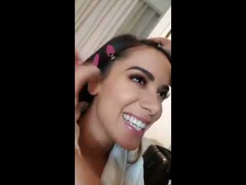 Anitta acha que tem uma personalidade pra cada língua