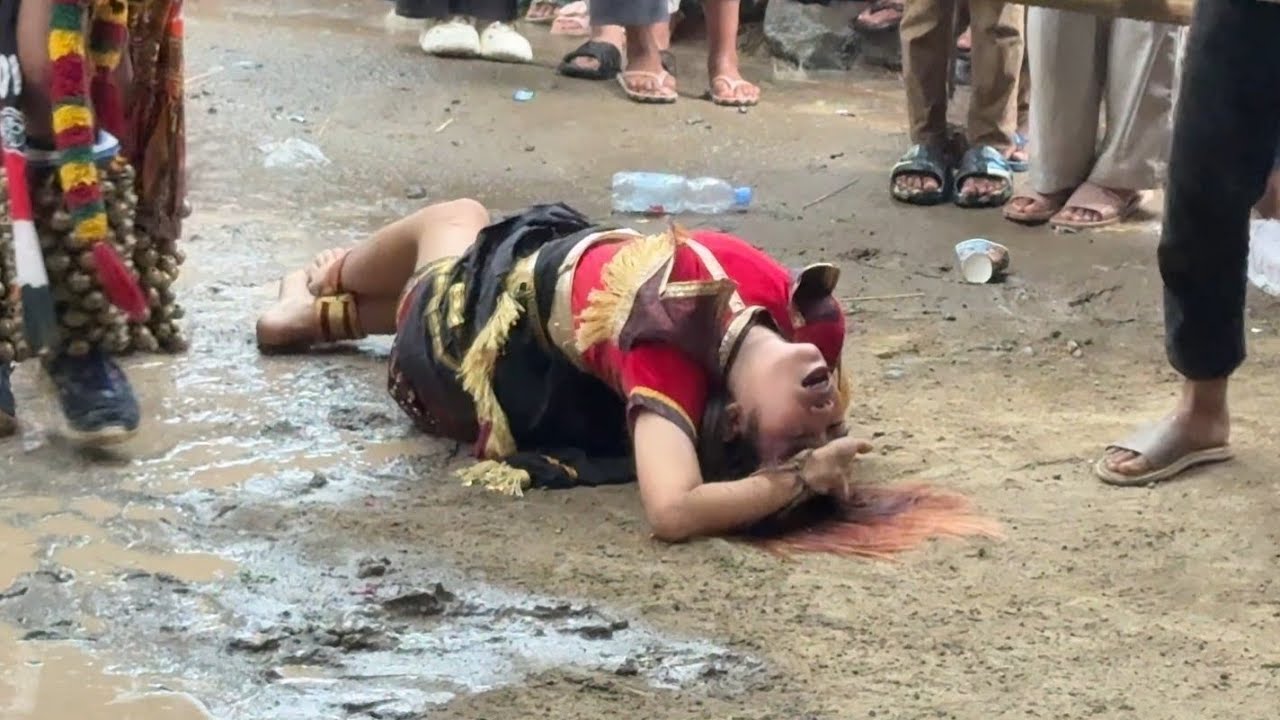 merinding❗melihat cewek kesurupan ganas jathilan putri ndadi