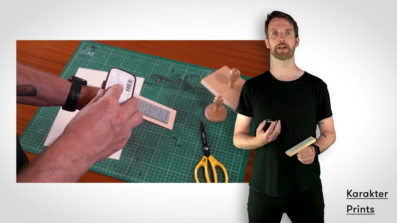 Grote stempel voorzien van inkt met klein inktkussen