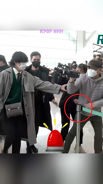 The Way Taehyung Protect A Journalist From Obstacles In A Airport 💜🥺 #shorts #taehyung #bts