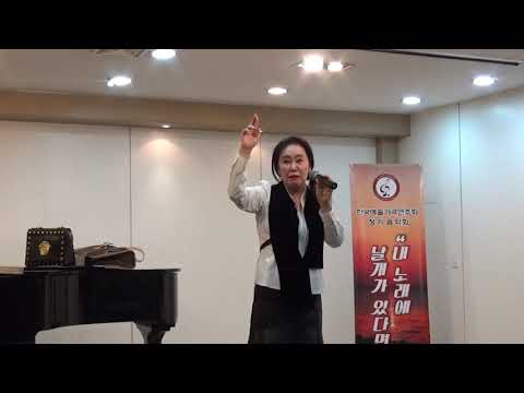 경매진행 사무국장최금주.  원로예술인 지원 및 기금마련바자회