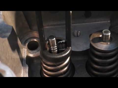 Video: Mit welchem Werkzeug werden die Ventile aus einem Zylinderkopf ausgebaut?
