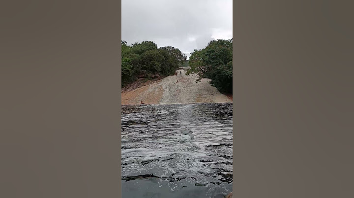 Mulher descendo na Cachoeira na Bahia #shorts