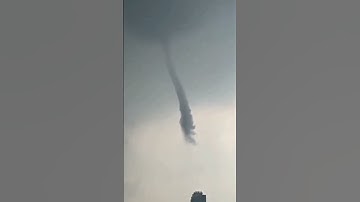 Vòi rồng khổng lồ cao hàng trăm mét hút nước trên biển. #shorts