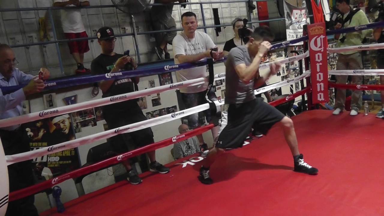 Leo Santa Cruz does shadow boxing and jump rope - YouTube