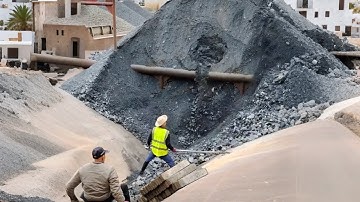 Barge unloading 4660 tons of ore - video, relaxing sound - smooth flow