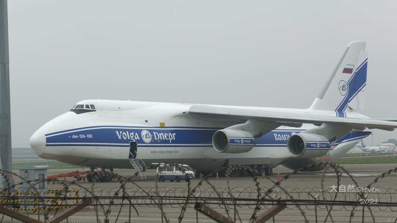 寫下歷史! 兩架俄製安托諾夫AN124遠程戰略運輸機到抵桃園機場 ~昔運輸坦克  戰機，今載運模具機台 Antonov An-124 RA-82044,RA-82046 parking at RCTP