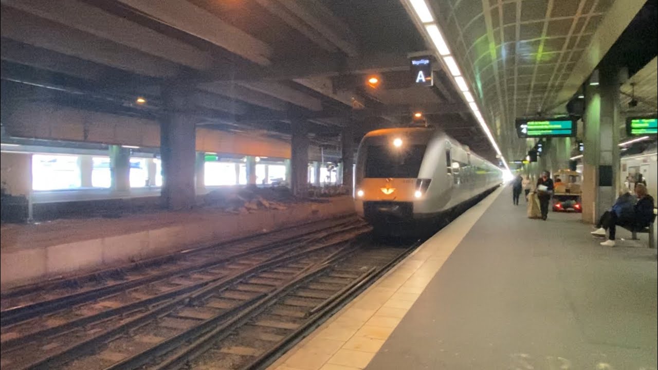 Tåg på T-centralen FlixTrain, Arlanda express, Pendeltåg, x3000 med flera