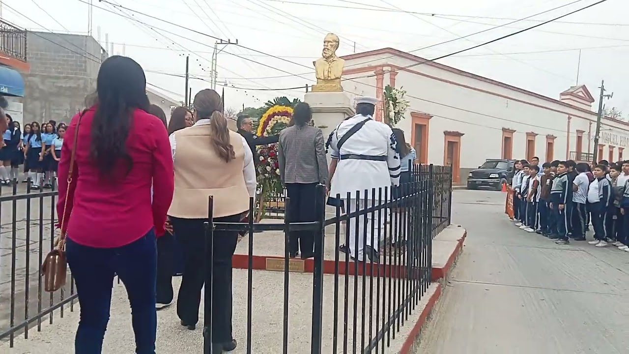 Ofrenda floral a Manuel Villasana Ortiz 