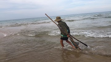 Đi biển gặp ông lão làm nghề cào nghêu sống qua ngày mấy chục năm | Cuộc Sống Diệu Kỳ