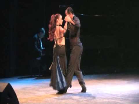 Valesa Rivera y Cristian Sànchez, Bailan. Tema: "Marròn" ( Coco Potenza).Teatro de La ciudad .2012