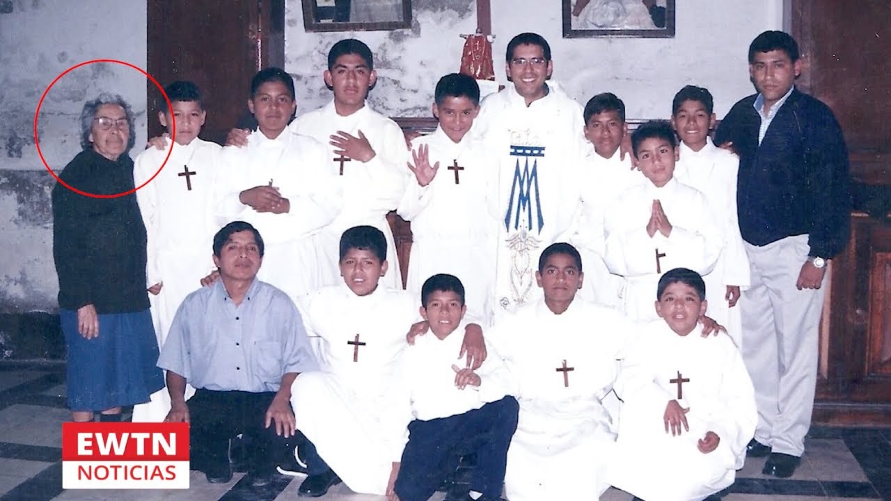 Sacerdotes y acólitos honran a su catequista