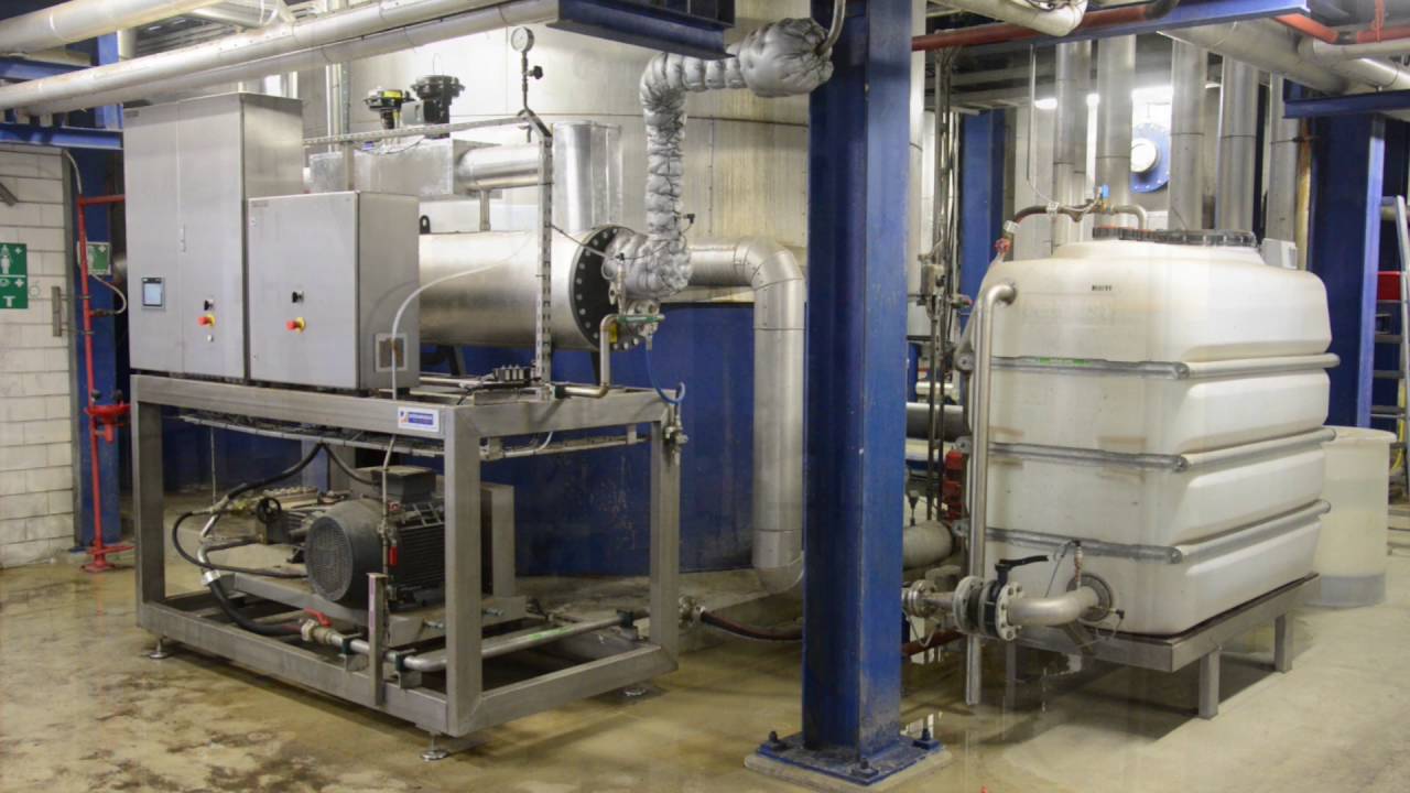 Cleaning booth for leaf filter plates by Gröninger Cleaning Systems