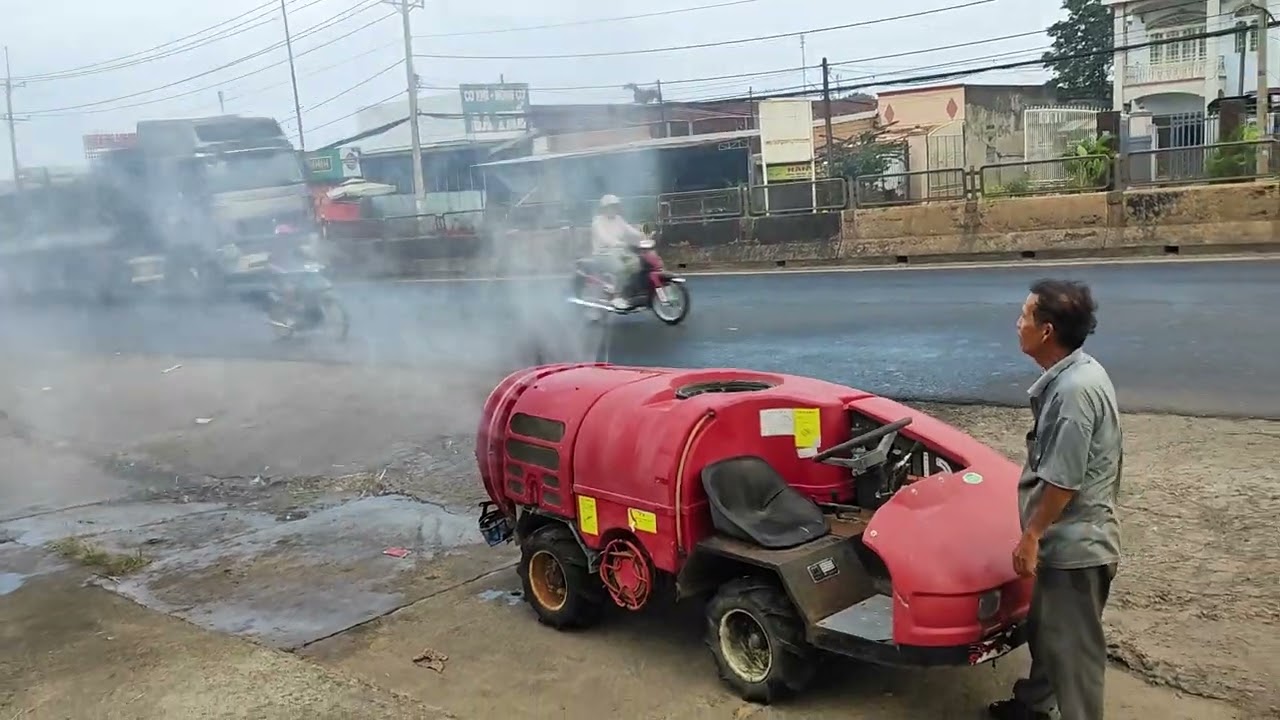 Xe con bọ rùa phun thuốc trừ sâu tia nước 20m ngang, số điện thoại trong phần mô tả. - youtube