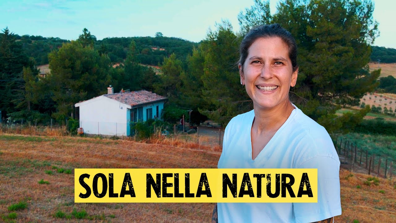 La ragazza che vive da sola immersa nella natura: tra orto, animali e libertà