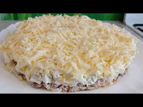 Salad with chicken, mushrooms and cheese
