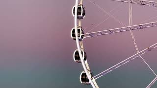 Close up of illuminated Ferris wheel rotating at dusk | Free Stock Video screenshot 2