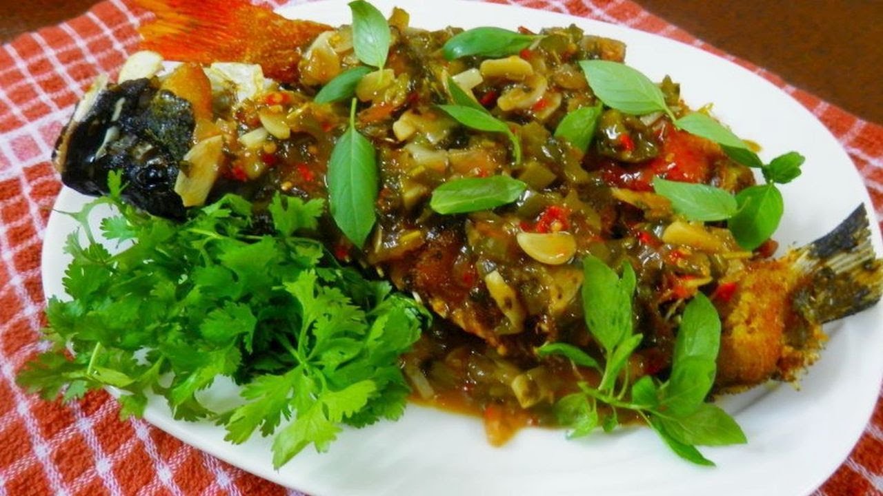 سمك مقلي مقرمش مع صوص تمر هندي حار_بلا راد بريك_طبق تاي ثلاث نكهات|THAI CRISPY FISH W/T0MARIND SAUCE