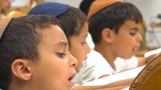 מארי אהוד עטרי קורא את המבורך הראשון לפרשת דברים עם ילדי תימן תל ציון