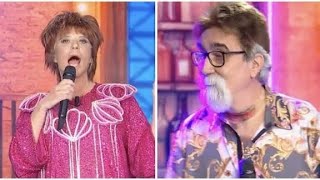 Download Lagu Maria De Filippi e Vessicchio imitano Orietta Berti e Fedez: l’esibizione è virale. MP3 Download Lagu Maria De Filippi e Vessicchio imitano Orietta Berti e Fedez: l’esibizione è virale. MP3