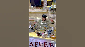 لما اكون واقف في الكافيه بتاعي اكل العيش حلقولو 