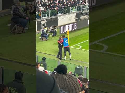 Lui è un grandissimo Juventino..sapete chi sta abbracciando Iling Junior? 