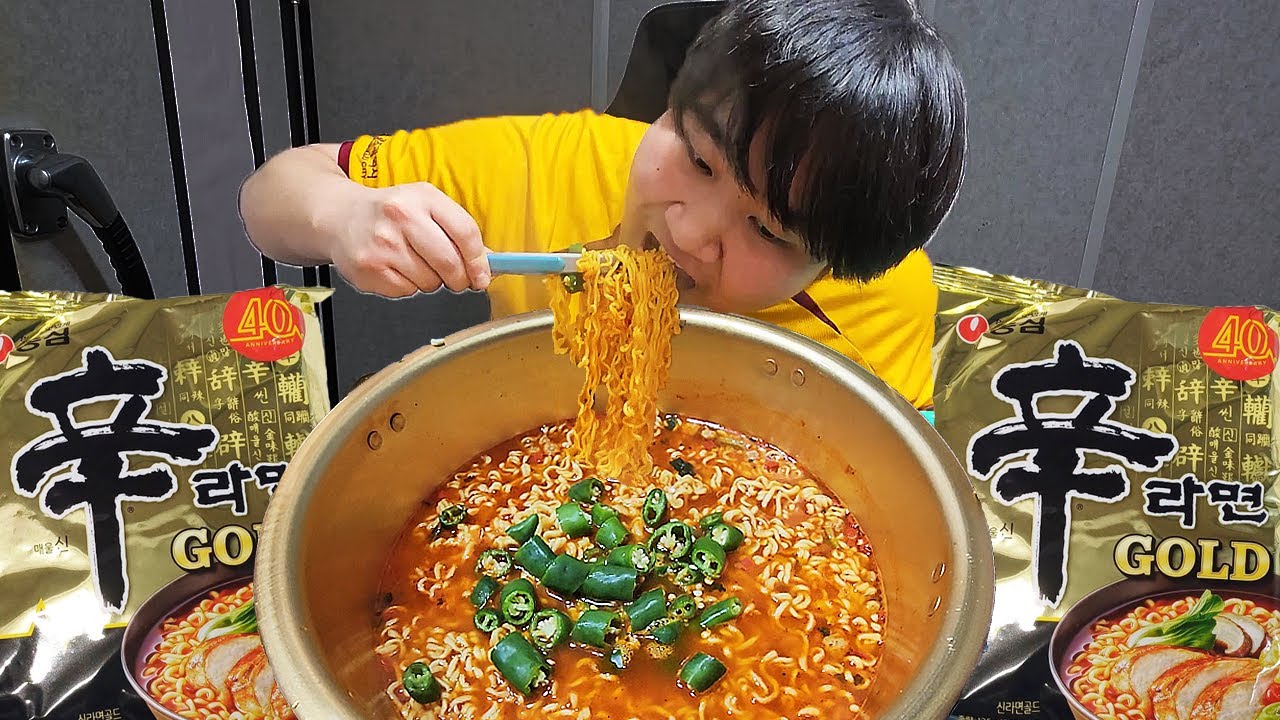 야식으로 청양고추 듬뿍 넣고 신메뉴 신라면 골드 3봉지먹방!! [ Ramyun Mukbang ]